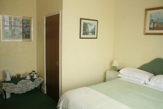 The Knoll Guesthouse Newport Szoba fotó