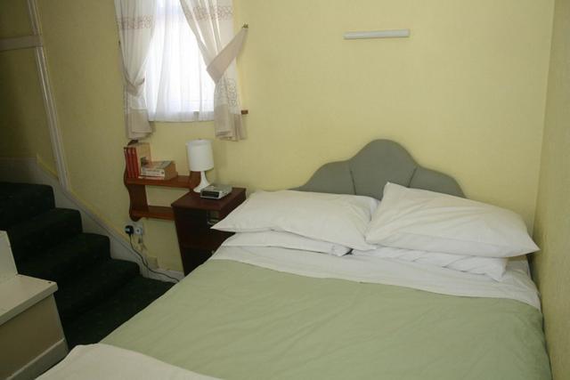 The Knoll Guesthouse Newport Szoba fotó