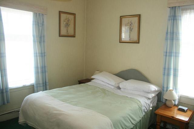 The Knoll Guesthouse Newport Szoba fotó