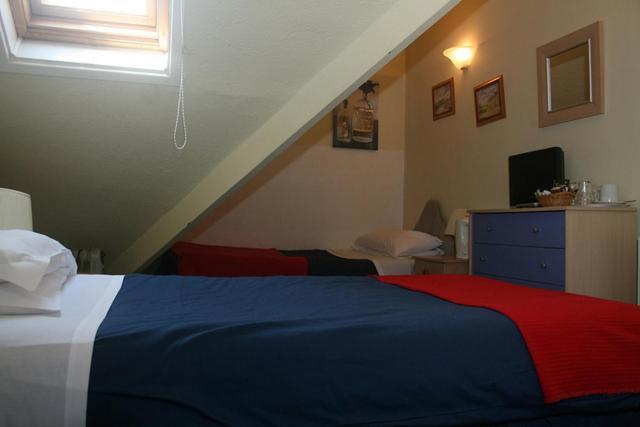 The Knoll Guesthouse Newport Szoba fotó